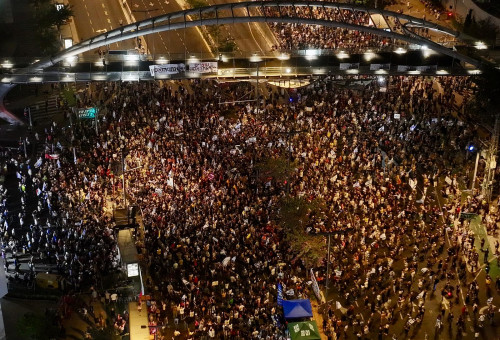 המונים בהפגנה למען הדמוקרטיה בתל אביב (צילום:  אביב אטלס)