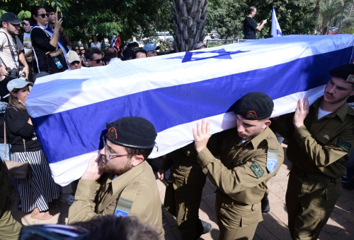 הלווייתו של איתי חן ז"ל (צילום: אבשלום ששוני)