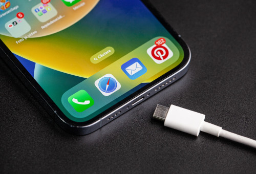 טעינה של אייפון (צילום: ShutterStock)
