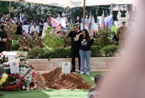 הוריו של איתי חן ז"ל בהלווייתו (צילום: אבשלום ששוני)