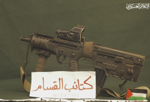 הנשק שחמאס הציג כנשקו של סגן הדר גולדין ז"ל (צילום: רשתות ערביות)