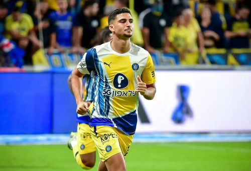 אלעד מדמון שחקן מכבי תל אביב בחימום (צילום: אריאל שלום)