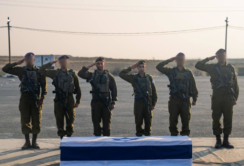 חיילי צה"ל מצדיעים ליד ארונו של סגן הדר גולדין ז"ל (צילום: דובר צהל)