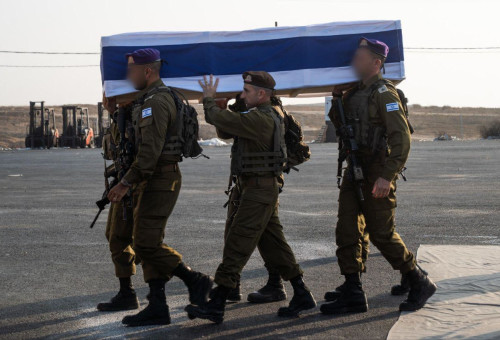 חיילי צה"ל נושאים את ארונו של סגן הדר גולדין ז"ל (צילום: דובר צה"ל)