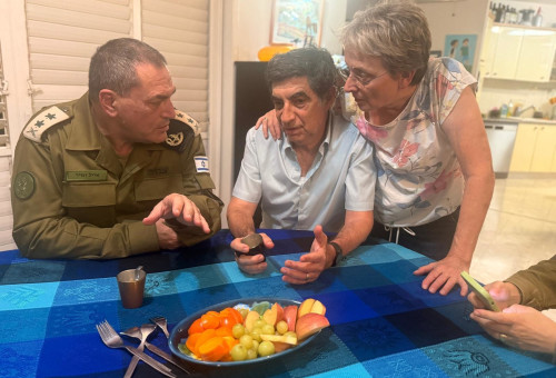 אייל זמיר בבית משפחת גולדין (צילום: דובר צה"ל)