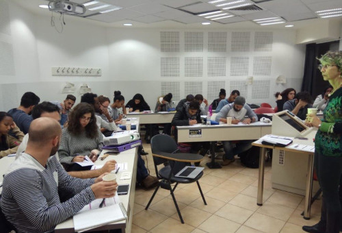 סטודנטים בכיתה במכון פויירשטיין (למצולמים אין קשר לנאמר) (צילום: מכון פויירשטיין)