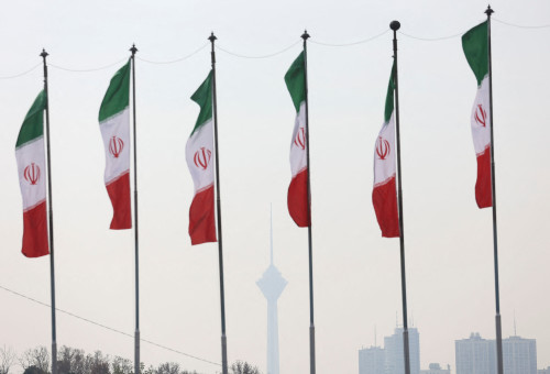 דגלי איראן על רקע זיהום אוויר חמור בטהרן (צילום: רויטרס)