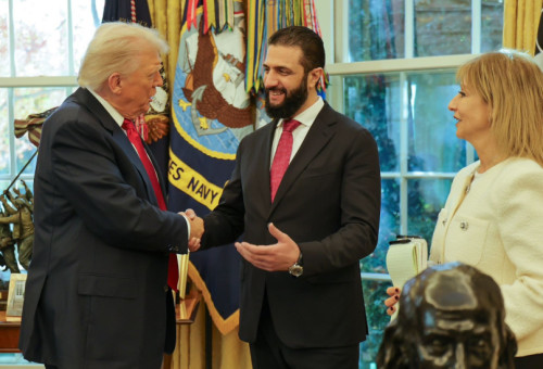 אחמד א-שרע (אל ג'ולאני) נפגש עם דונלד טראמפ בבית הלבן (צילום: רשתות ערביות)