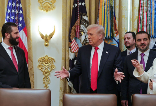 אחמד א-שרע (אל ג'ולאני) נפגש עם דונלד טראמפ בבית הלבן (צילום: רשתות ערביות)