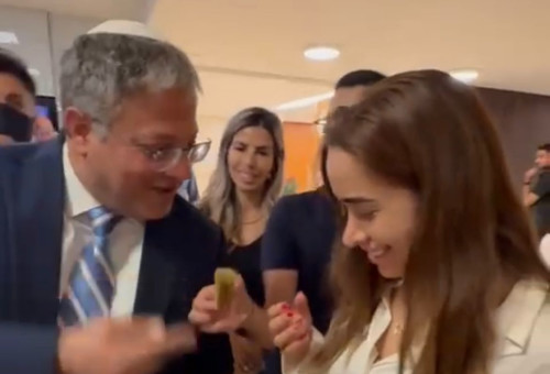 איתמר בן גביר מחלק בקלאוות אחרי שחוק עונש מוות למחבלים עבר בקריאה ראשונה (צילום: ללא קרדיט)