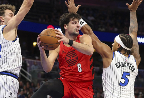 דני אבדיה בין שחקני אורלנדו (צילום: רויטרס)