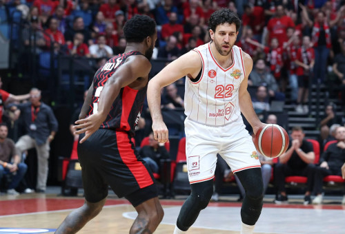 שחקן הפועל תל אביב, ואסילייה מיציץ' (צילום: דני מרון)