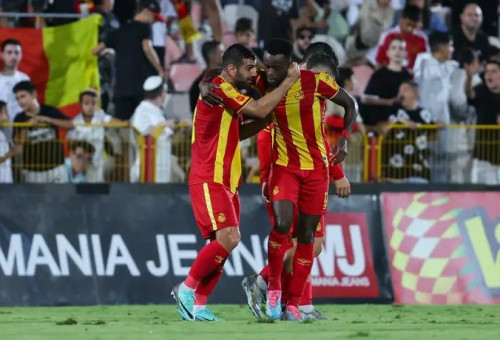 הזר הדומיננטי בליגה. יוג'ין אנסה עם רועי גורדנה (צילום: לירון מולדובן)