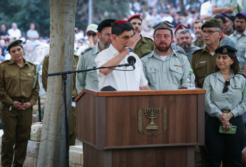 שמחה גולדין מצדיע לבנו הדר בהלוויה (צילום: חיים גולדברג פלאש 90)