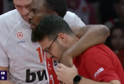 שחקן אולימפיאקוס קינן אוואנס לאחר הפציעה (צילום: צילום מסך, X)