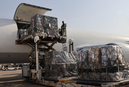 פריקת משלוחים בנמל התעופה בביירות (צילום: ANWAR AMRO/AFP via Getty Images)