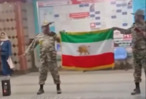 אנשים הלבושים במדי צבא איראן מחזיקים את דגל המדינה לפני המהפכה (צילום: רשתות חברתיות, שימוש לפי סעיף 27 א')