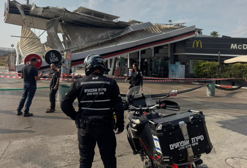 גג של תחנת דלק קרס במחלף גבעת אולגה (צילום: דוברות עיריית חדרה)