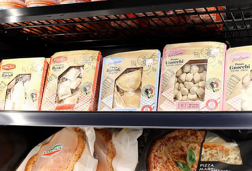 מוצרי המעדניה של אמפמ (צילום: שי בראל)