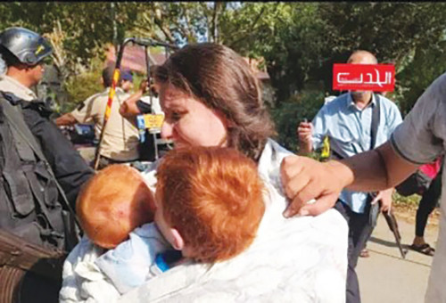 שירי ביבס ז"ל יחד עם ילדיה כפיר ואריאל ז"ל ברגעי החטיפה לעזה (צילום: רשתות חברתיות ערביות)