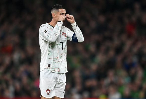 רונאלדו בתגובה לקהל האירי (צילום: David Fitzgerald)