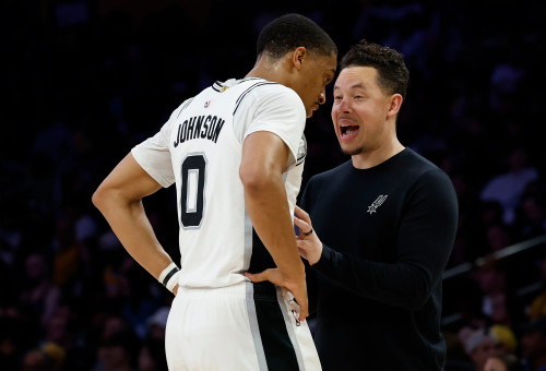 מיץ' ג'ונסון מאמן סן אנטוניו ספרס (צילום: GettyImages)