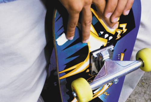 צעיר עם סקייטבורד, אילוסטרציה (צילום: אינג'אימג')