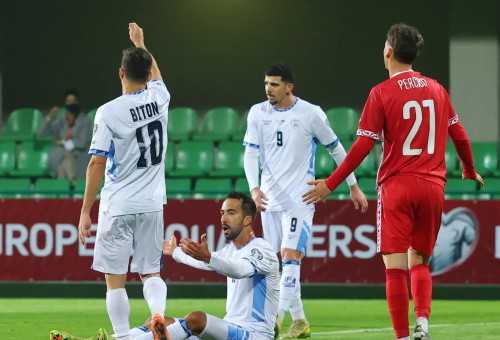 שחקני נבחרת ישראל אליאל פרץ, דן ביטון (צילום: אודי ציטיאט)