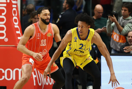 שחקן מכבי תל אביב ג'ף דאוטין ג'וניור מול שחקן הפועל תל אביב טיילר אניס (צילום: דני מרון)