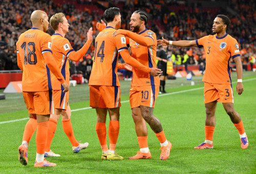 שחקני נבחרת הולנד חוגגים עם טיג'אני ריינדרס (צילום: GettyImages)