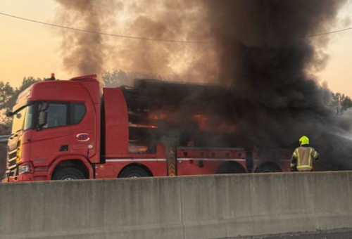 המשאית השרופה על כביש 1 (צילום: רשתות חברתיות)