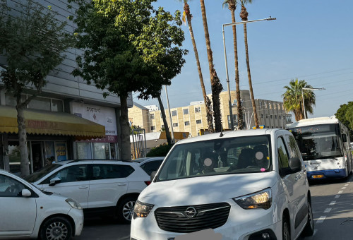 פפקים בדרך לתחנת הרכבת בקריית גת (צילום: דן עזרא)