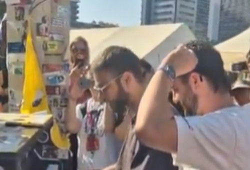 אלון אהל מנגן בכיכר החטופים (צילום: מטה משפחות החטופים)