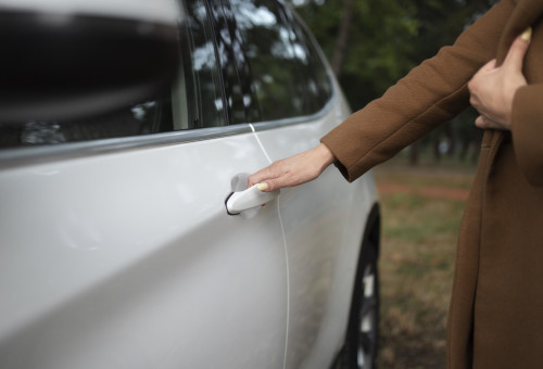 ידית דלת. התפרקות פתאומית של מטען. אילוסטרציה (צילום: FREEPIK)