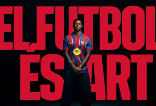 מרכוס רשפורד עם הצגת החולצה החדשה (צילום: צילום מסך מתוך האתר הרשמי של ברצלונה)