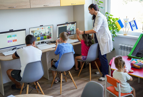 ילדים לומדים בבית החולים  (צילום: באדיבות סאסא סטון וקרן אלון  לחינוך)