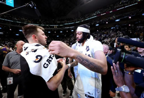 לפחות במפגש הזה, ברור מי "ניצחה" בטרייד. דייויס עם דונצ'יץ' (צילום: אימג'בנק  GettyImages, Sam Hodde)