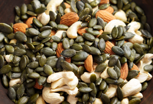 גרעיני דלעת, שקדים (וקשיו) (צילום: אינג'אימג')