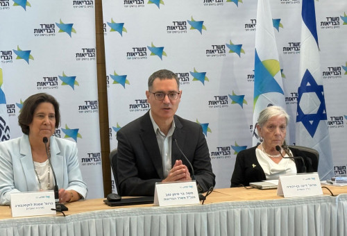 ועדת הסל. מימין: פרופ' דינה בן יהודה, משה בר סימן טוב, ד"ר אסנת לוקסמבורג (צילום: משרד הבריאות)