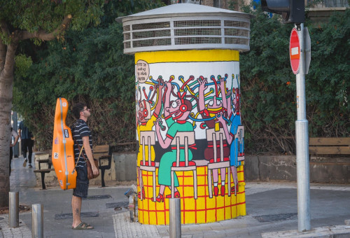 פירי הבזק כקנבסים לאמנים בתל אביב (צילום: אילן ספרא)