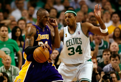 קובי בריאנט שחקן לוס אנג'לס לייקרס מול פול פירס שחקן בוסטון 2008 (צילום: GettyImages)