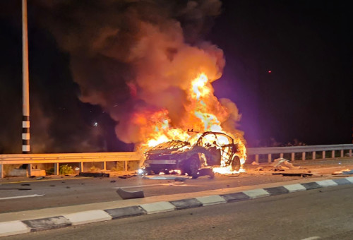 זירת פיצוץ הרכב סמוך למשמר העמק (צילום: דוברות המשטרה)