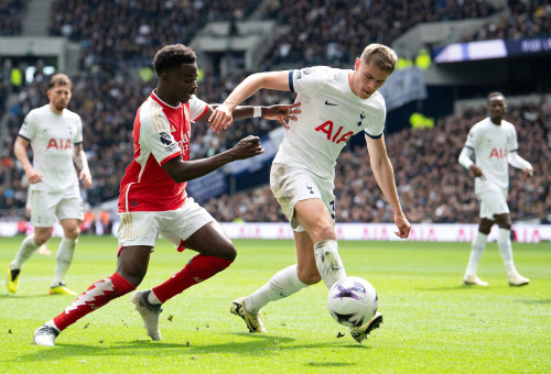 שחקן ארסנל, בוקאיו סאקה, מול שחקן טוטנהאם, מיקי ואן דה ואן (צילום: GettyImages, Visionhaus)