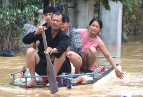 אזרחים בויאטנם שטים על רפסודה מאולתרת במהלך הצפות במדינה (צילום: רשתות חברתיות, שימוש לפי סעיף 27 א')