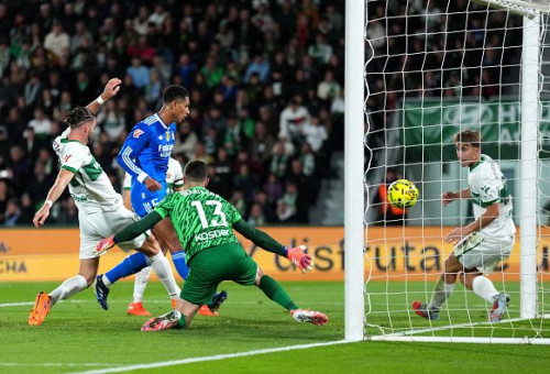 ג'וד בלינגהאם כובש (צילום: Angel Martinez / Stringer)