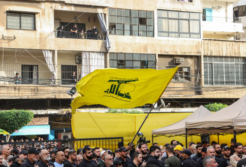 דגל חיזבאללה בביירות, לבנון (צילום: REUTERS/Mohamed Azakir)