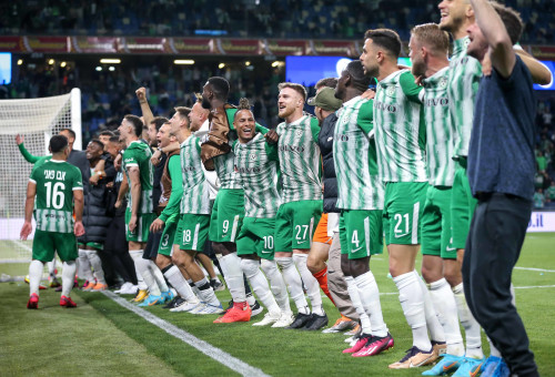 שחקני מכבי חיפה חוגגים בעונת 2023/24 (צילום: מאור אלקסלסי)