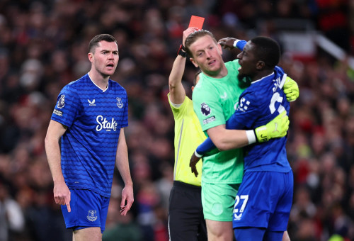 ג'ורדן פיקפורד מחזיק את אידריסה גיי, שחקן אברטון, שהורחק אחרי שסטר לחברו לקבוצה מייקל קין (צילום: GettyImages)