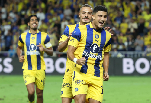 אלעד מדמון שחקן מכבי תל אביב חוגג שער, מאחוריו סייד אבו פרחי (צילום: דני מרון)