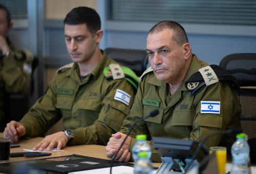 הרמטכ"ל אייל זמיר צופה במבצע "מגן עוז" (צילום: דובר צהל)